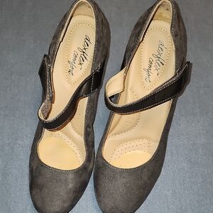 Delux Comfort Women's Gray and Tan Heels